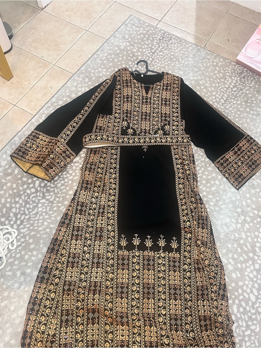 Embroidered machine Thoab fits size 8-10